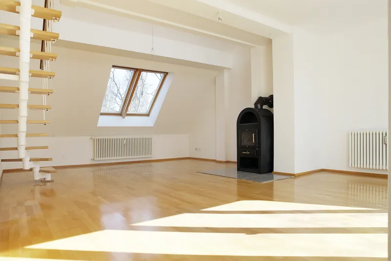 Geschmackvolle, gepflegte 2,5-Zimmer-DG-Wohnung mit geh. Innenausstattung mit Balkon und EBK — photo 1